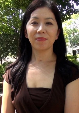 一个非常普通的漂亮 60 岁生日成熟女人出现在她丈夫的欺骗触发的 AV 中!上进心爆发堆积的挫败感,陶醉在快感中,一下子变身好色熟女! !