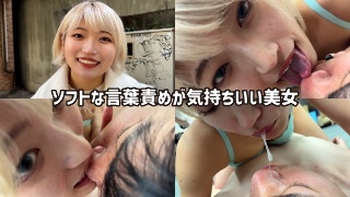 一个美丽的女人用温柔的言语给一个受虐狂的男人进行深鼻擤。