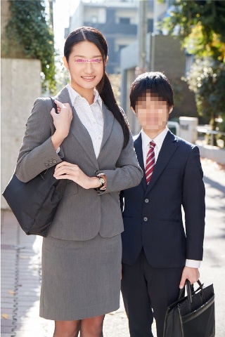 Limited to tall working intellectual office ladies. A female senior with beautiful legs who is over 170cm tall and a short junior have sex with the difference in height during work! The subordinates can't help but get a full erection when they touch the model-