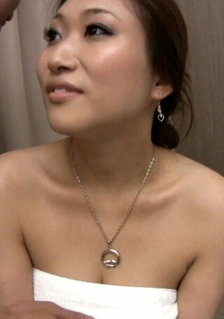 恥ずかしがりながらバスタオルを開け巨乳妻が…乱れていく!次第に積極的になる人妻と淫乱SEX!