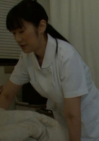 入院中、看護師に眠れないから少し話相手になってくれと&hellip;！夜勤の看護師さんは欲求不満で性欲を持て余している
