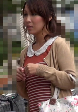 取材のインタビューに協力して欲しいとホテルに連れ込まれた美人熟女さん。結婚15年くらいで最近はセックスレスと…旦那以外の男性と不倫はどうですか!?
