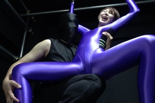 『全身タイツに身を包んだボーイッシュ女子を、拘束してさわさわこちょこちょ快楽混ざりのくすぐり地獄！』 香椎佳穂