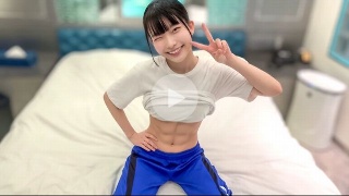 身高141cm，18岁，东京某著名体育大学田径队。娇小美丽的身体和松脆的腹肌上的大量中出。突破极限的极限射击记录——业余