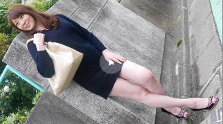 A beautiful mature woman with a beautiful miniskirt legs is picked up and creampied in two consecutive times!