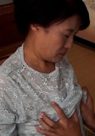 成熟女人的黑色大奶头，像农村大妈！充满简单色情的成熟女人体内中出！