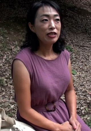 我已经有几十年没有做爱了！一个因为想要做爱而申请AV的成熟女性，尽管她有两个孙子，但她的淫荡程度令人惊讶！我为这一天做的剃光阴部正在射精！