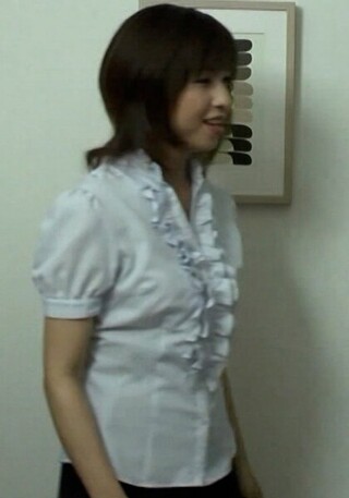 オナニー中を覗かれお蕎麦屋さんに犯●れてしまう奥さん!