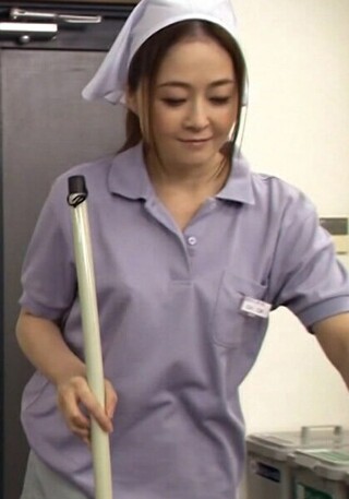 勃起した若いチ〇ポを見たお掃除のおばちゃんは…ムラムラが抑えきれずにオフィスでチ〇ポ狩り!?熟女の逆レ○プSEX