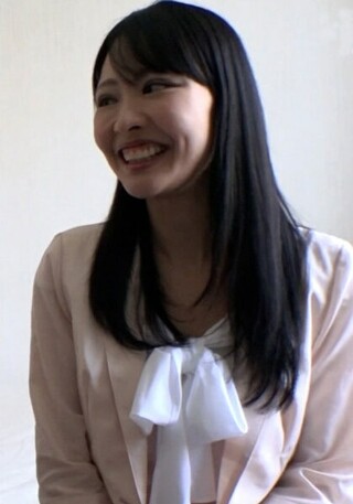 清楚系黒髪の結婚2年の若奥様をホテルに誘い不倫や夫婦生活についてアンケート調査!旦那への罪悪感を軽減する不倫ごっこ遊びで押し倒しそのまま中出しSEX!