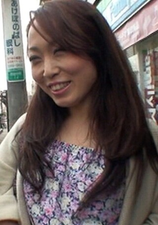インタビュー番組に協力して欲しいと人妻さんをナンパ!人妻さんの素人丸出し剛毛股間に中出しSEX!