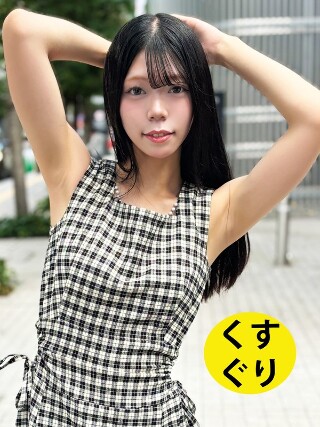 Kana-chan是一个黑发的女孩，她在街角说话并挠她。