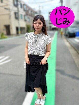 A drugstore clerk Airu-chan talks to me on the street corner and shows me the stains of her panties.
